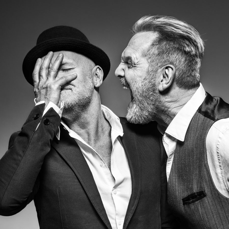 Cabaretduo Kommil Foo in zwart wit