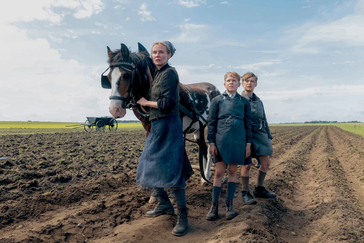 Boerin en twee jongens op een akker met paard en wagen