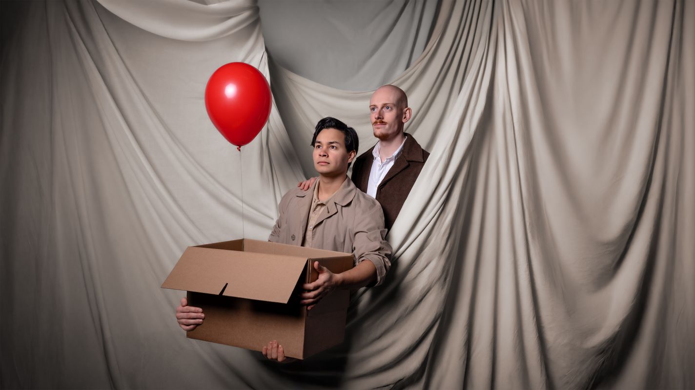 Niek en Guy met een doos en ballon