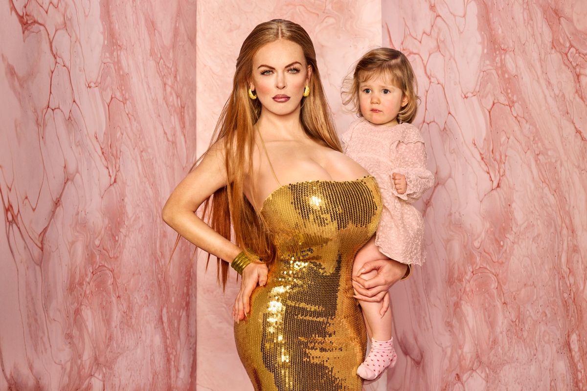 Lisa Ostermann in gouden jurk ze heeft het handje van een meisje vast