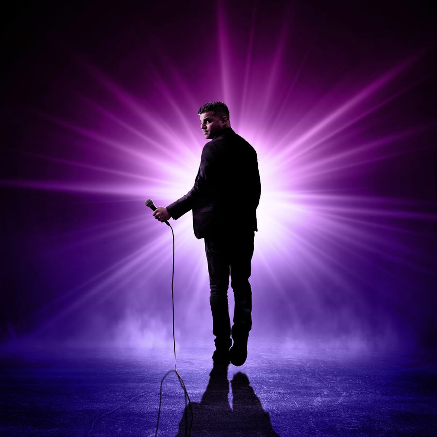 Rayen Panday in silhouette voor paars licht