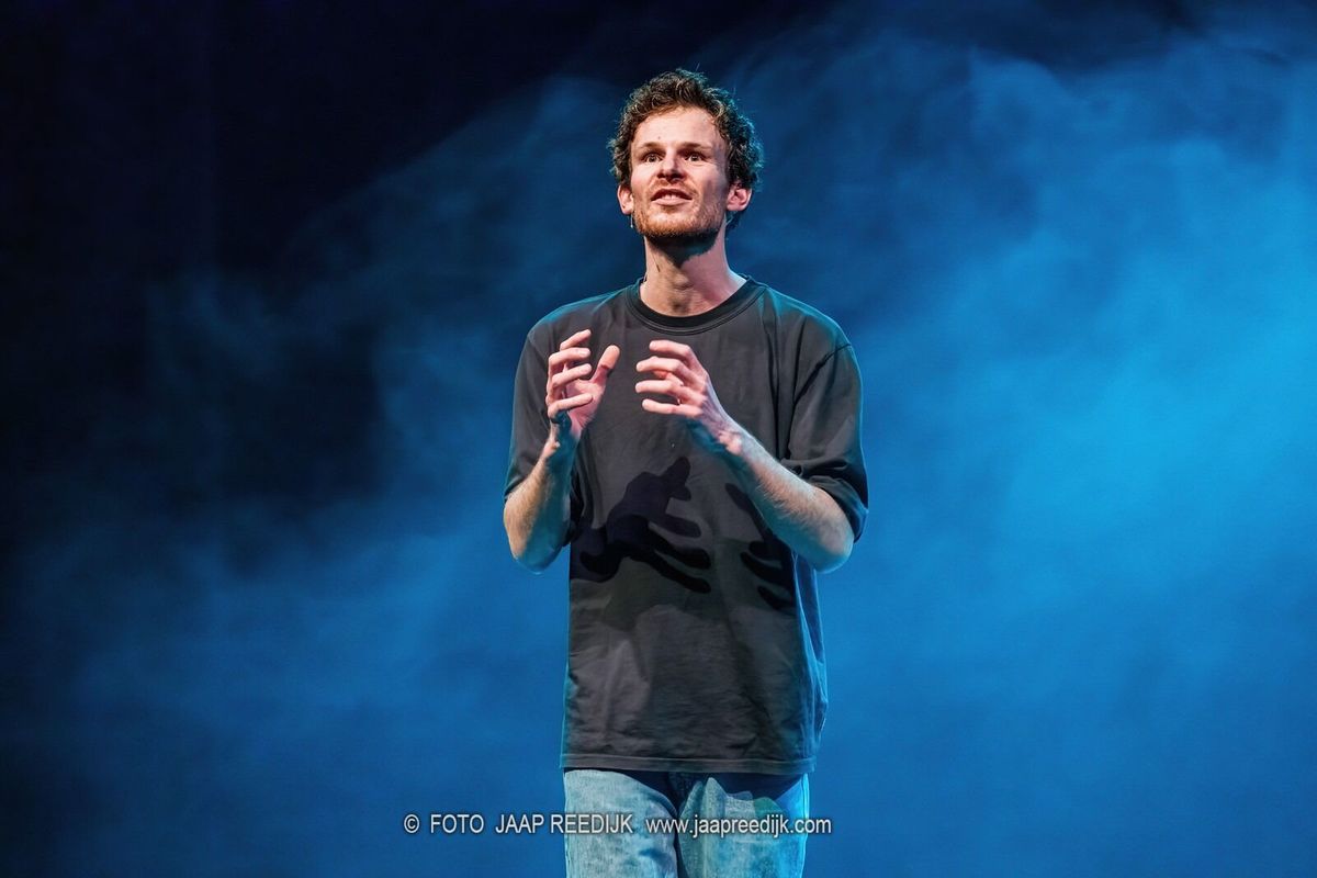 Bob Koomen op het toneel met rook