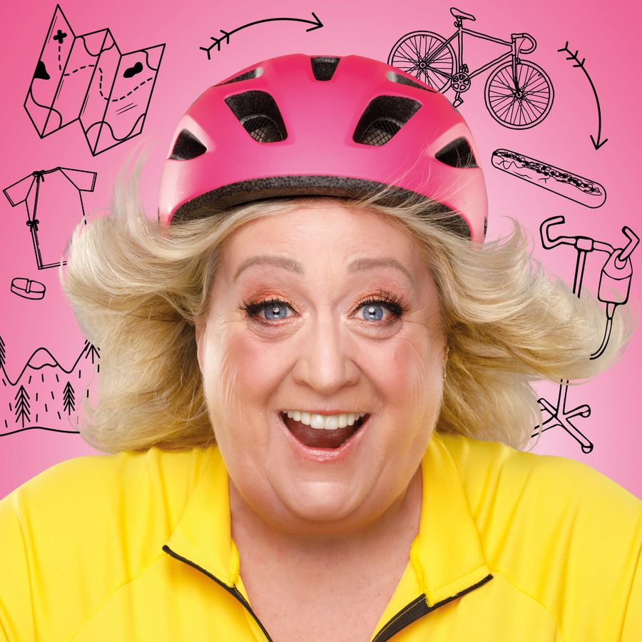 Christel de Laat met een roze fietshelm en een geel shirt