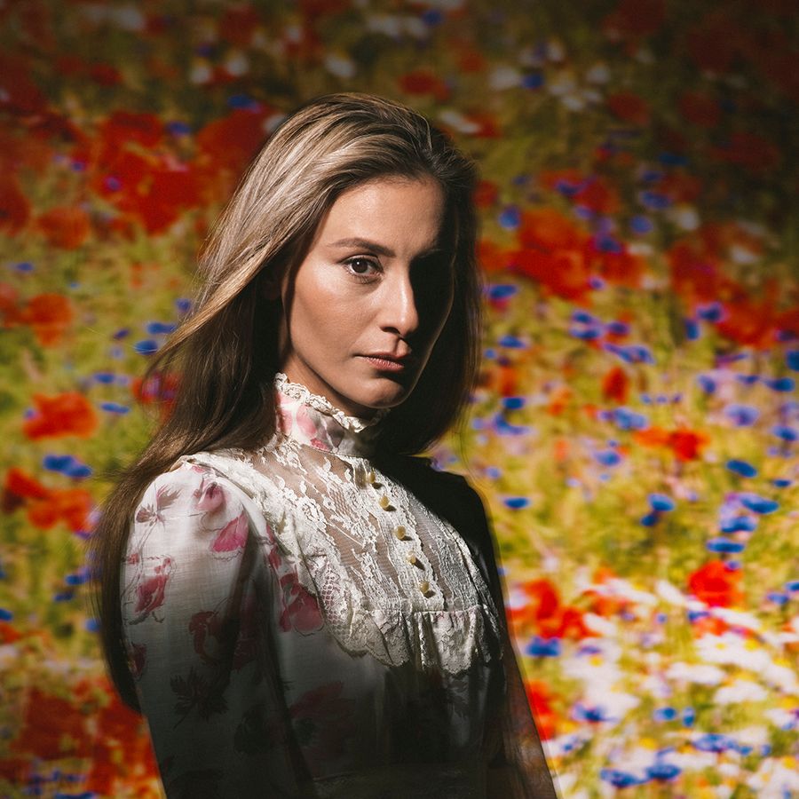 Dilan Yurdakal voor bloemenbehang