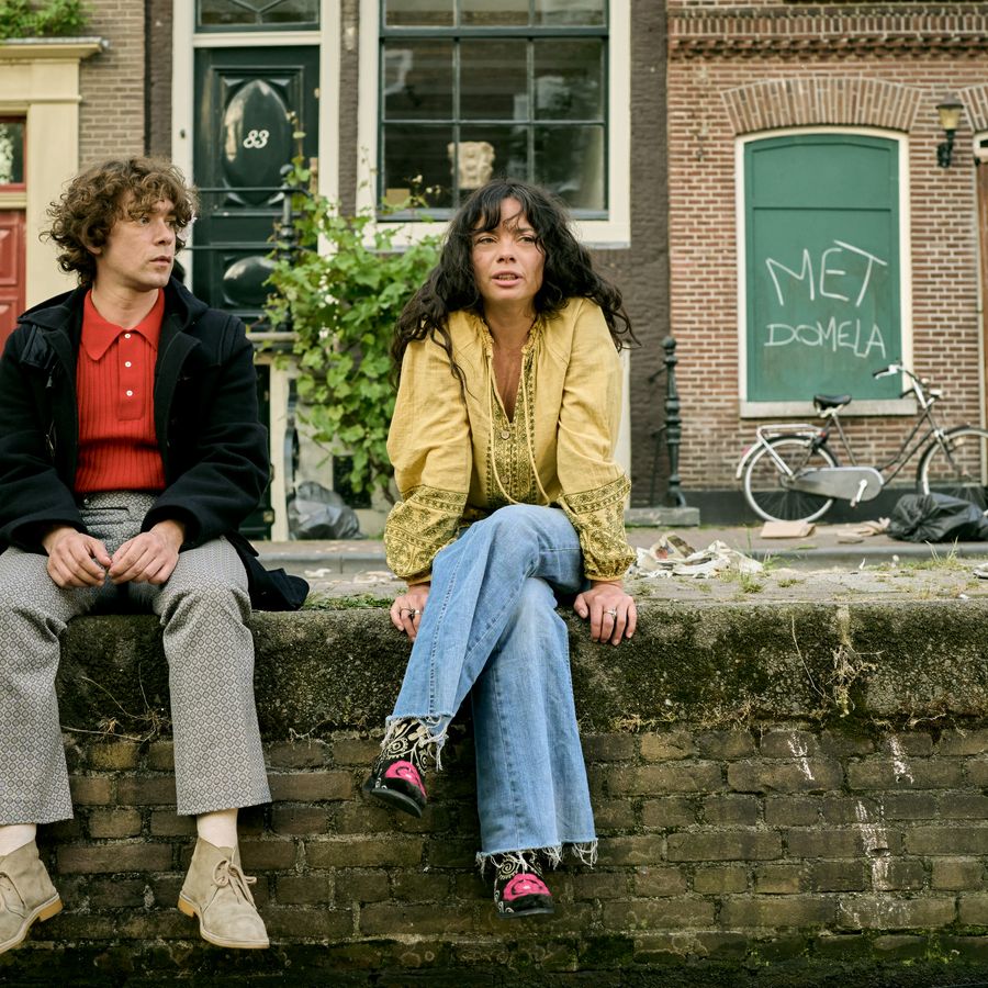 twee mensen zittend aan kade gracht