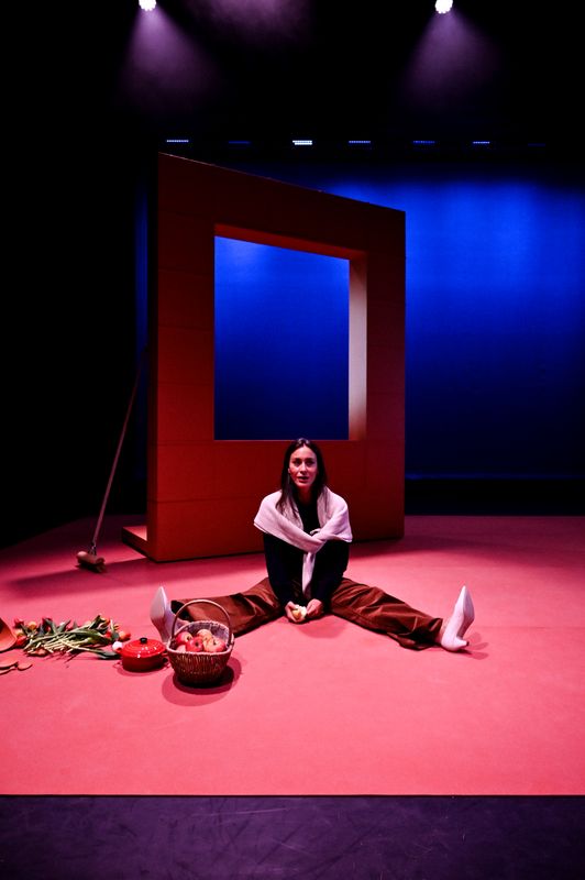 Dilan Yurdakul zittend op podium voor een kozijn