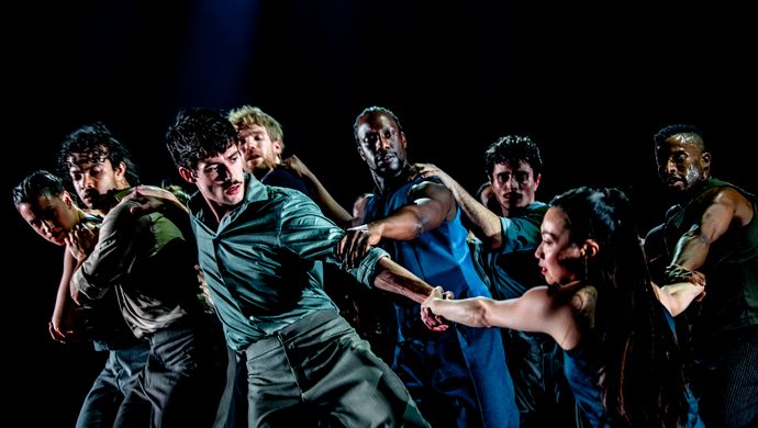 groep dansers in cirkel elkaar vasthoudend