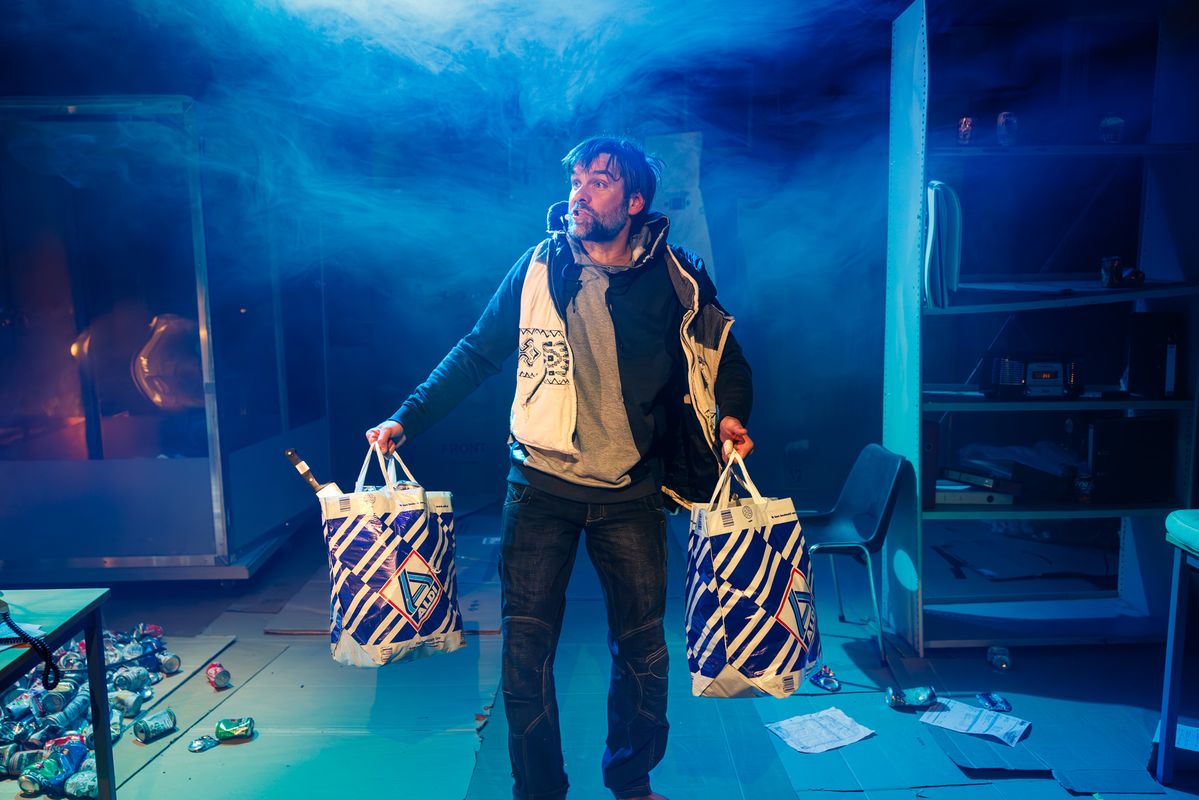 Steyn de Leeuwe met twee boodschappentassen