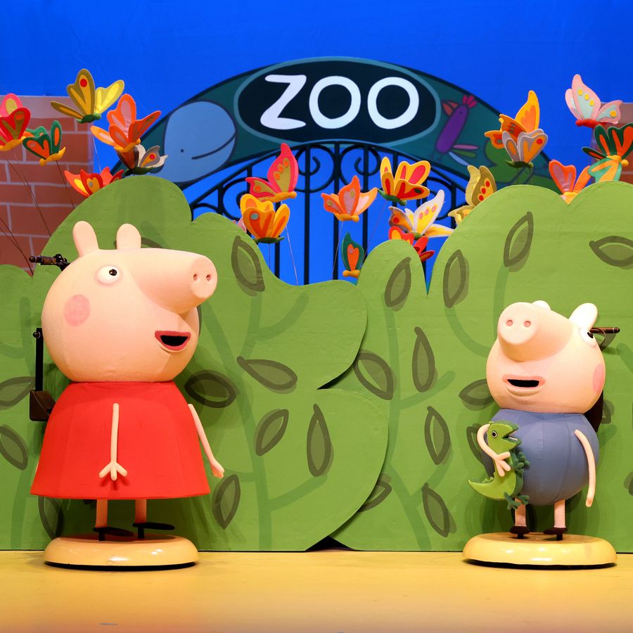 Peppa Pig voor de ingang van de dierentuin
