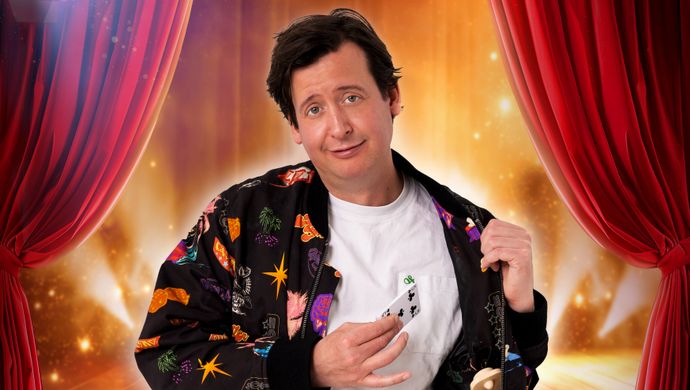 Steven Kazan voor een theatergordijn