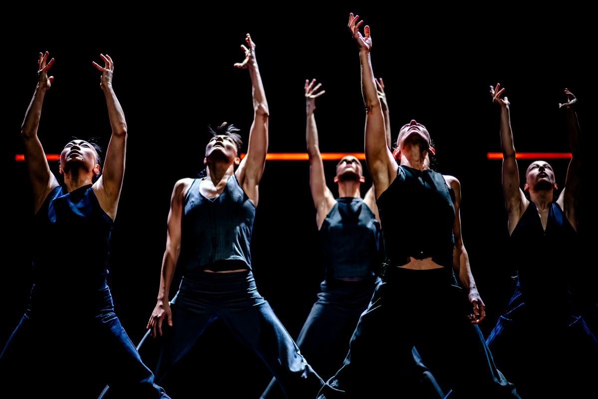 groep dansers met 1 arm omhoog