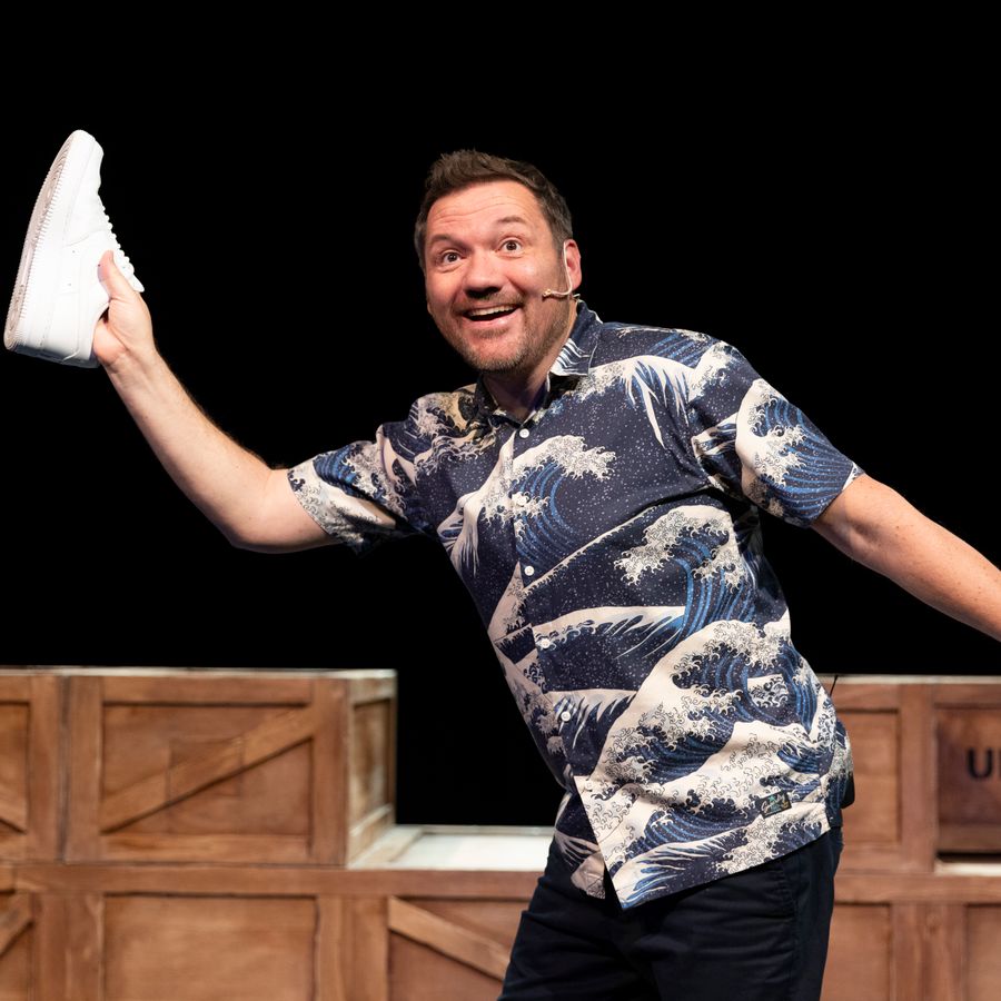 Klaas van der Eerden houdt een witte sneaker omhoog