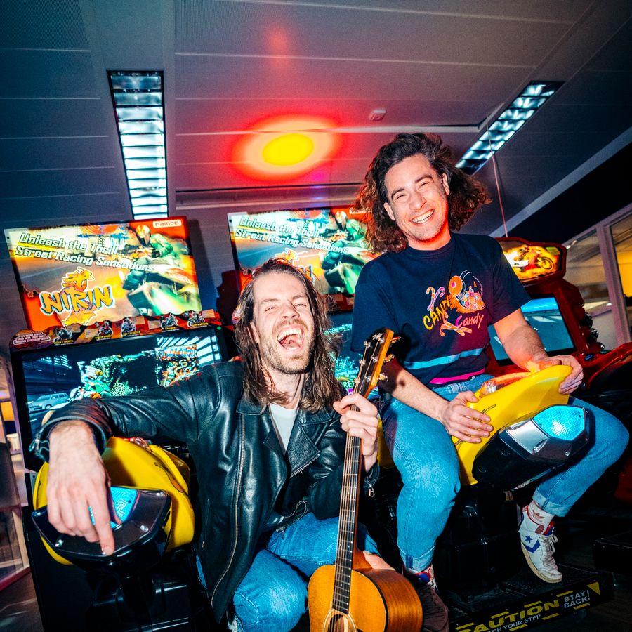 Maarten & Tijmen met een gitaar in een arcadehal