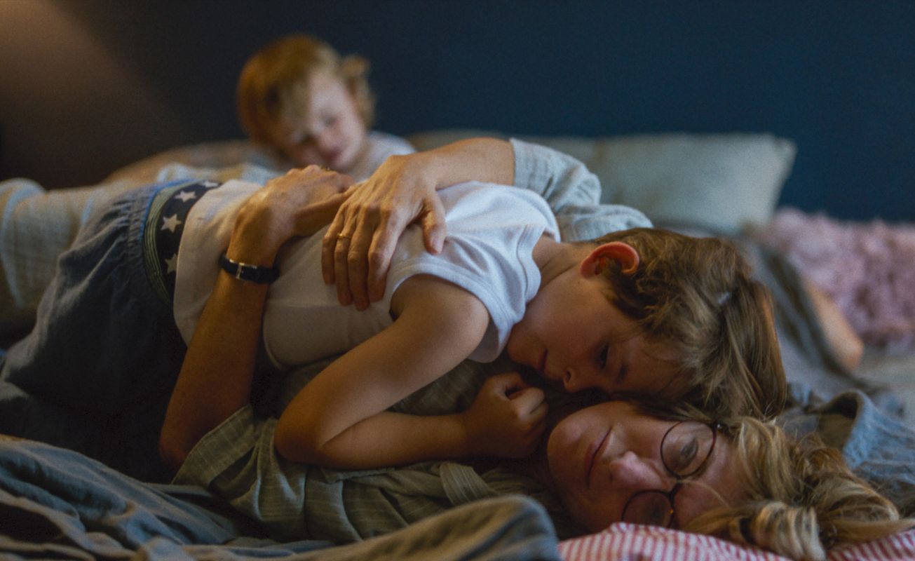 Vrouw en kind liggend en in elkaars armen