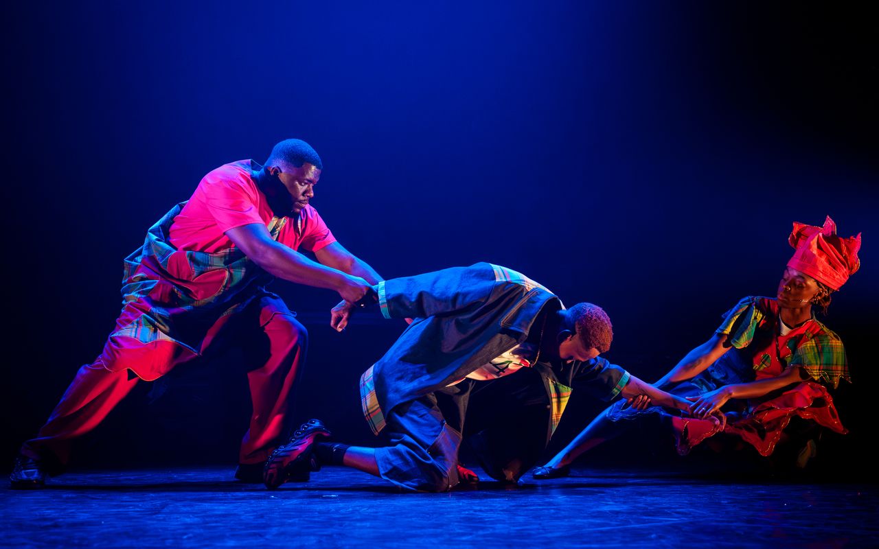 Drie dansers naast elkaar gearmd