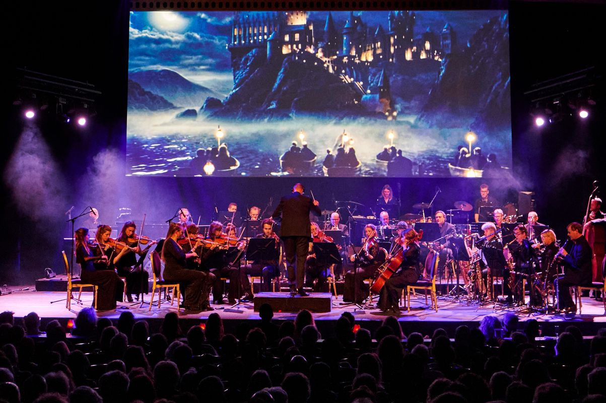 Scenebeeld Cinemusic met filmschip op achtergrond