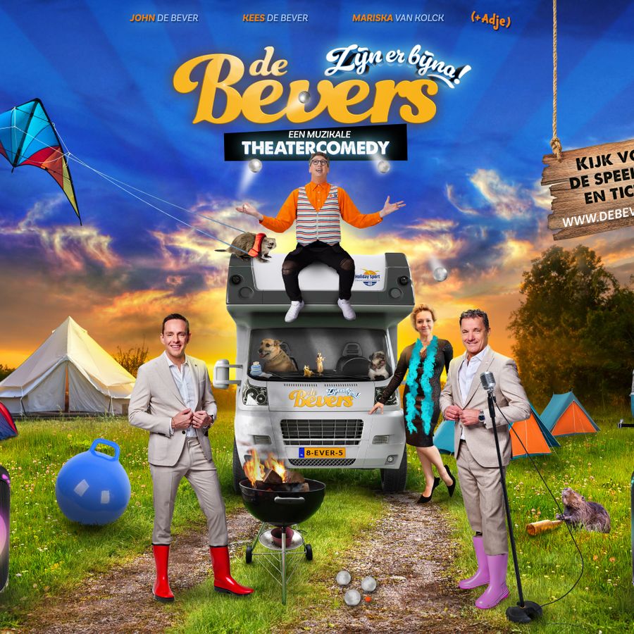 De bevers voor een camper met daarop Adje. Ze zijn omringd door allerlei campingspullen