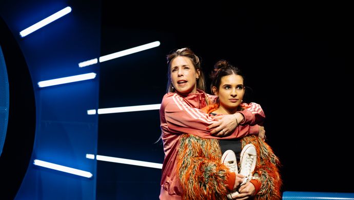 twee vrouwen waarvan de ene de andere omarmd