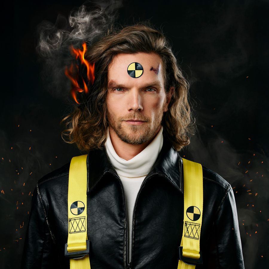 Ruud Smulders met een gevarensymbool op zijn voorhoofd en zijn haren een beetje in brand