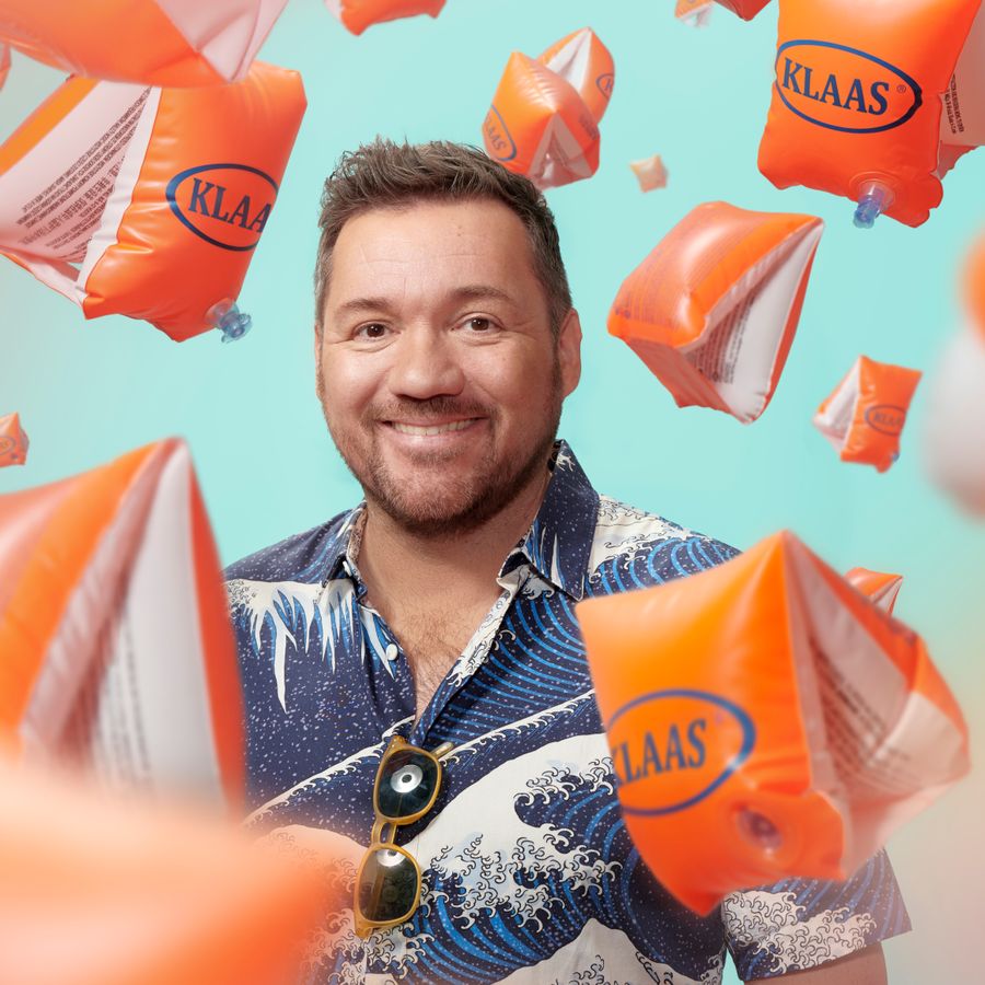 Klaas van der Eerden omringd door oranje zwembandjes