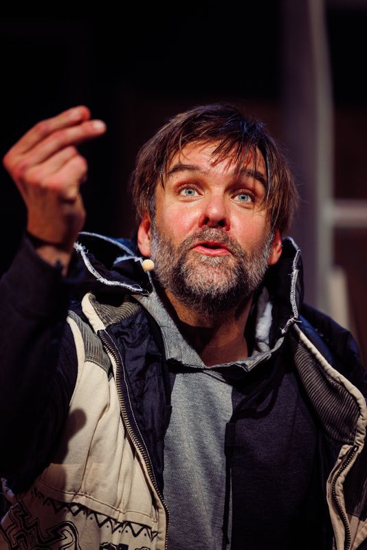 Steyn de Leeuwe pratend en gebarend