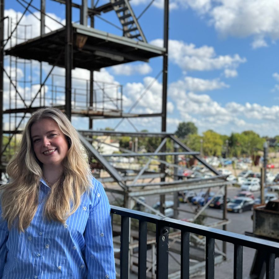Demi op balkon, op de achtergrond parkeerplaats Noordkade