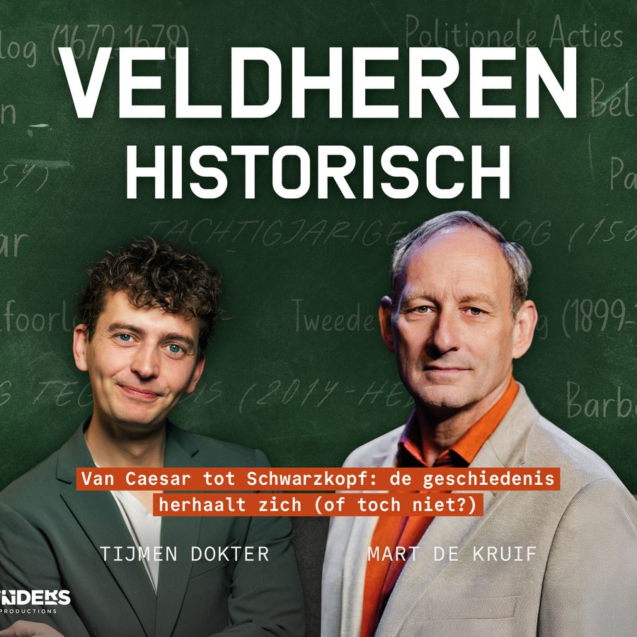 Mart de Kruif en Tijmen Dokter voor een groen schoolbord met daarbij de tekst Veldheren historisch