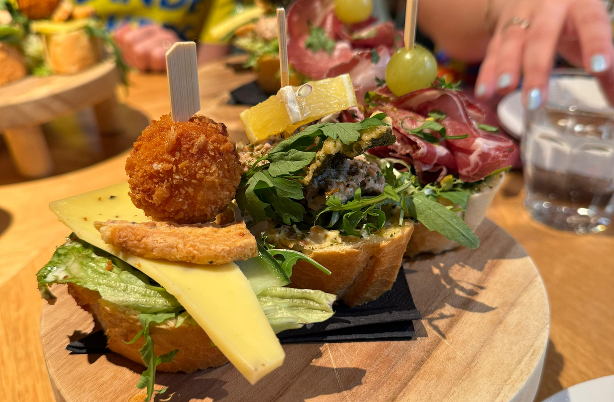 Belegde broodjes op ronde houten plank