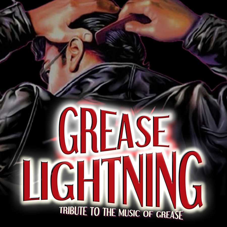 Man in leren jack kamt haren en in rode letters Grease Lightning