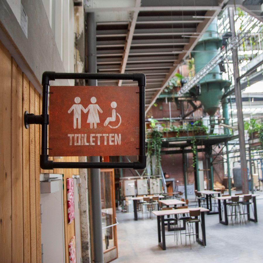 Bordje met toileticonen man vrouw en rolstoel