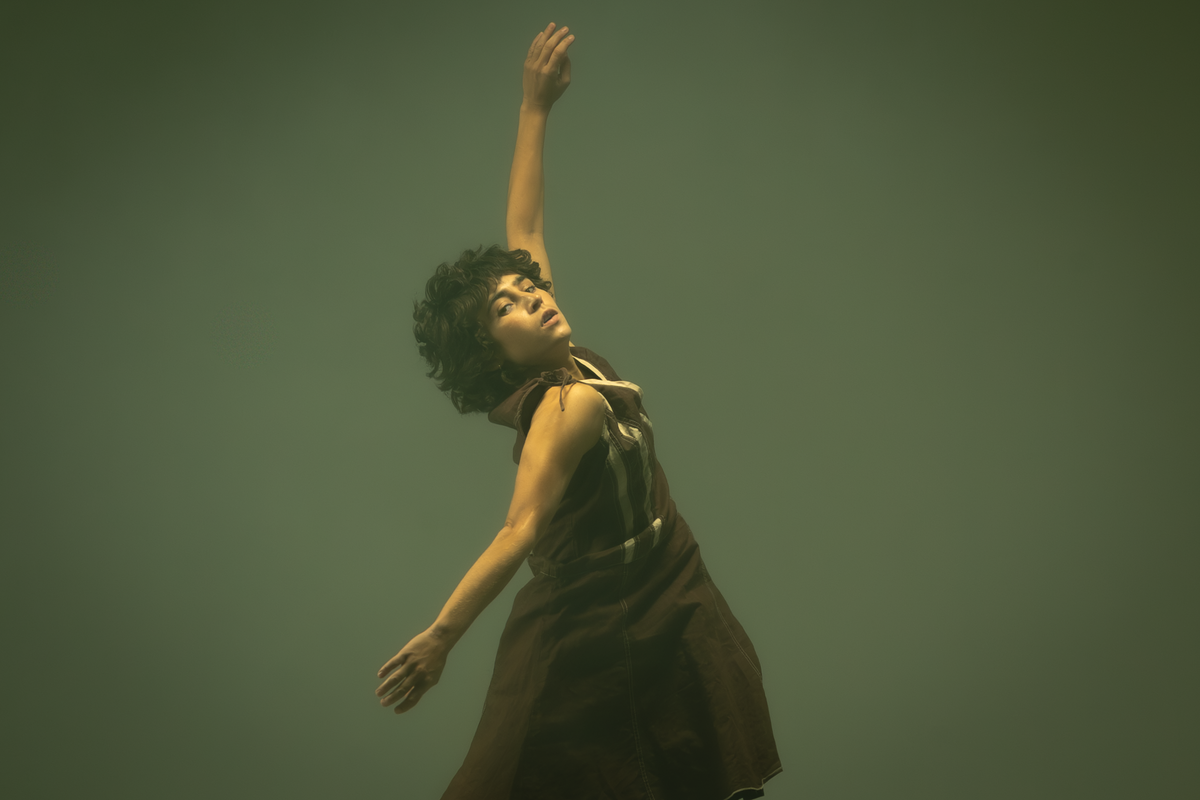 Danser met een groene achtergrond