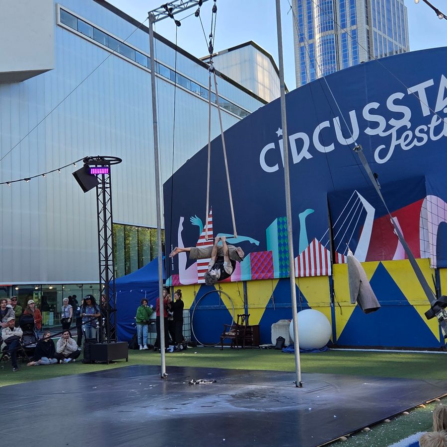 Jongen in trapeze tijdens Circusstad Festival