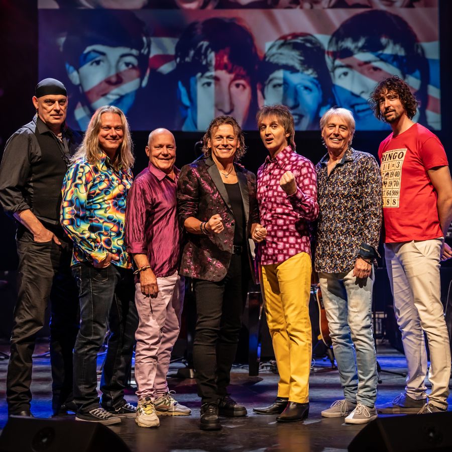The Stones vs The Beatles cast op het podium