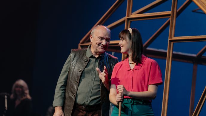 Henk Poort en actrice staan naast elkaar en praten