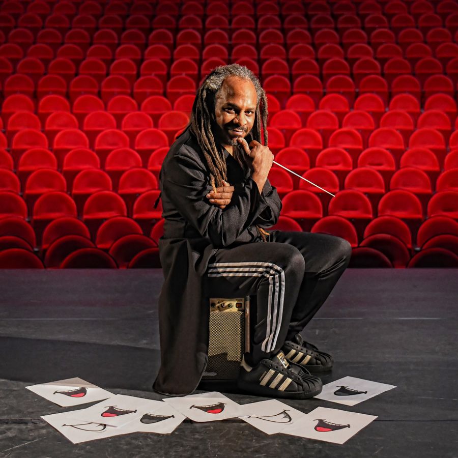 Marlon Kicken in lege theaterzaal als dirigent