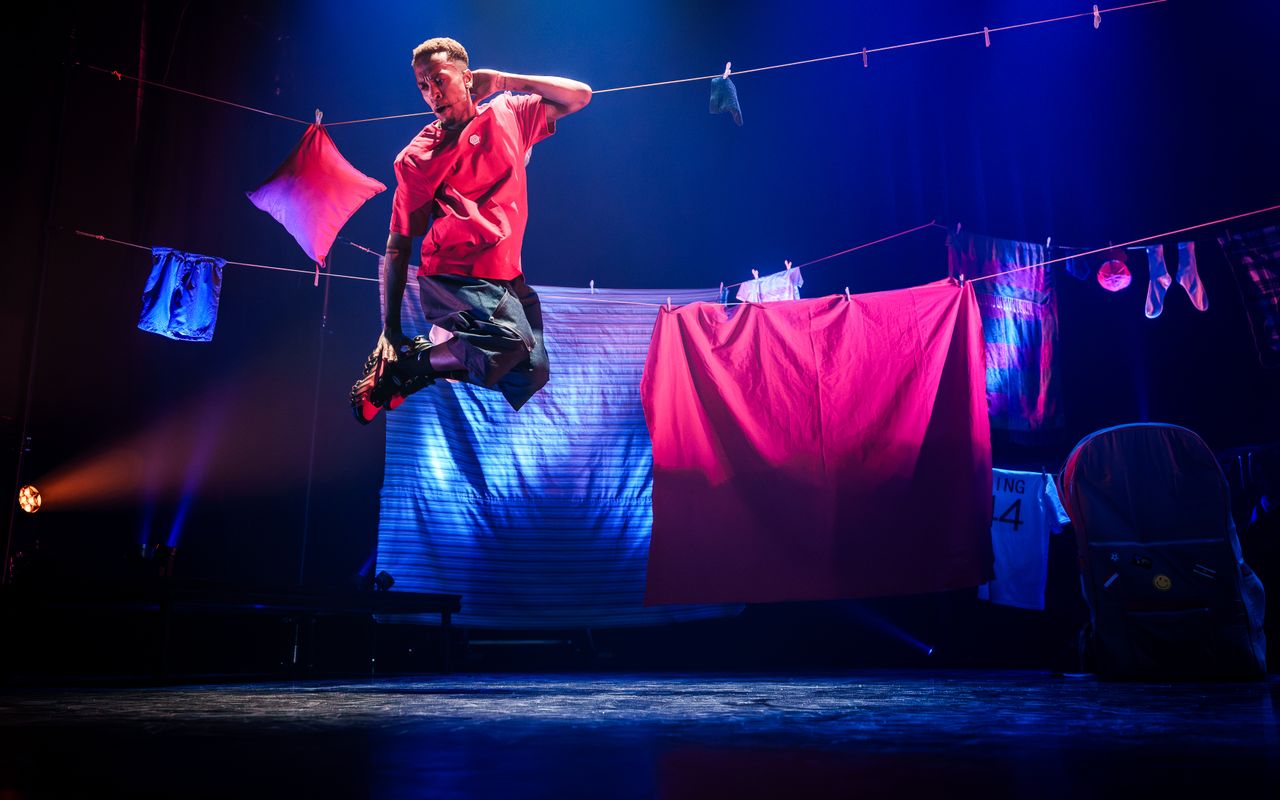 Danser springend met op waslijnen op achtergrond