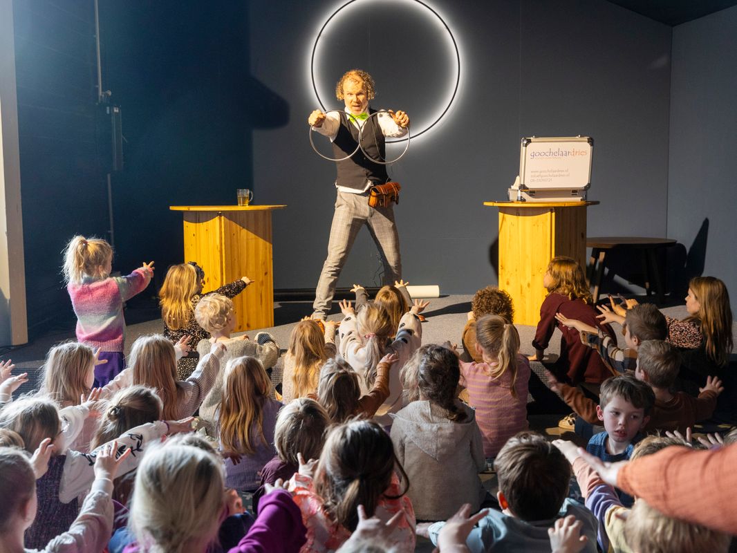 Goochelaar op een podium