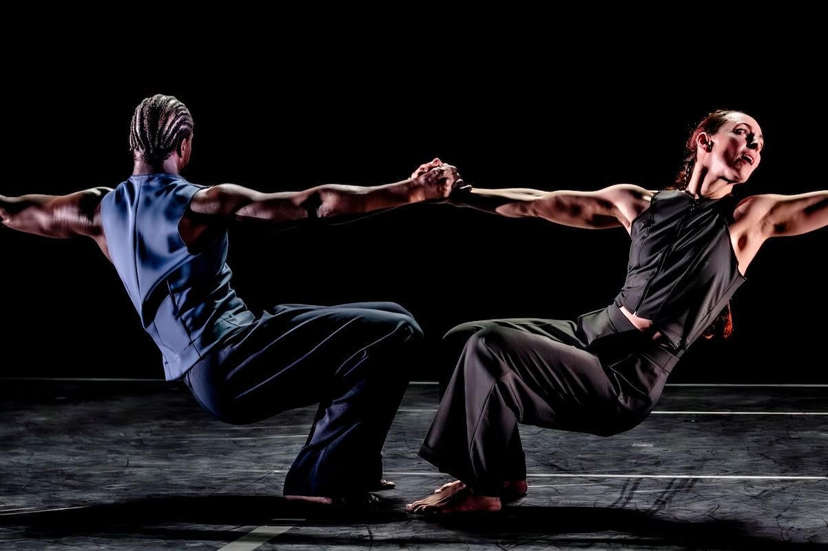 twee dansers met armen hangend aan elkaar