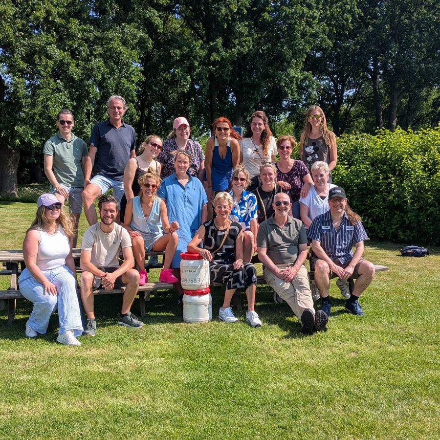 Groepsfoto team Blauwe Kei op grasveld