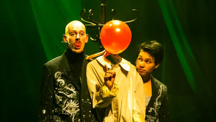 Niek en Guy met een ballon