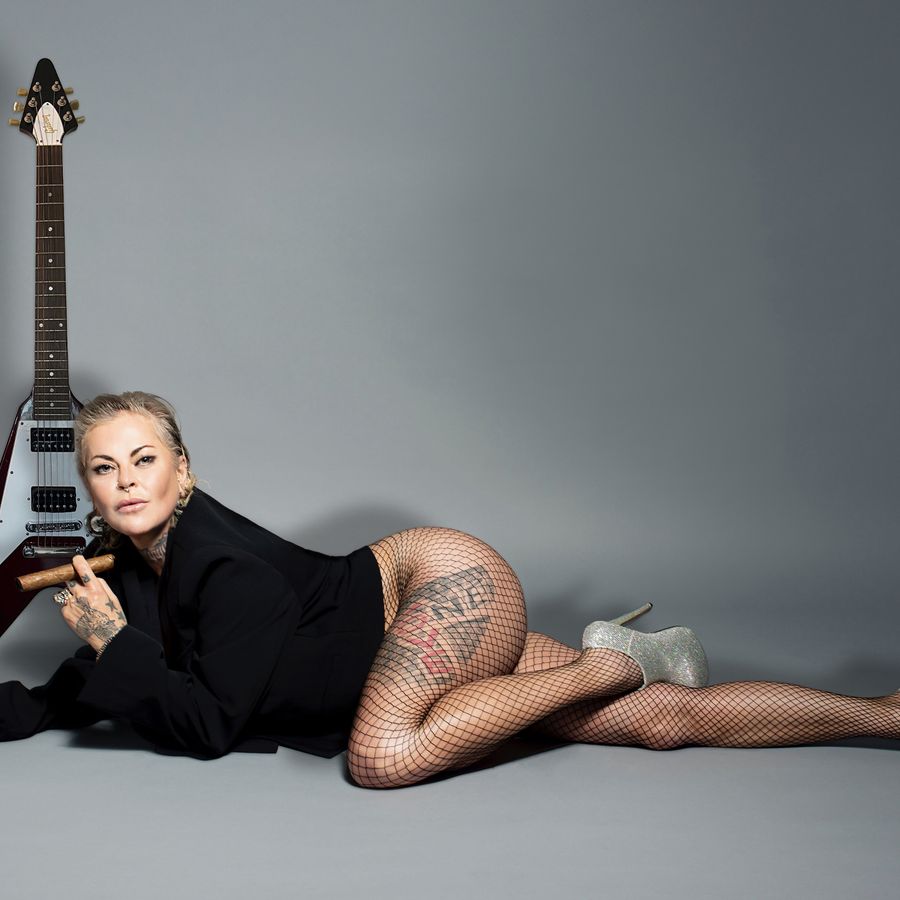 Dilana Smith liggend met elektrische gitaar