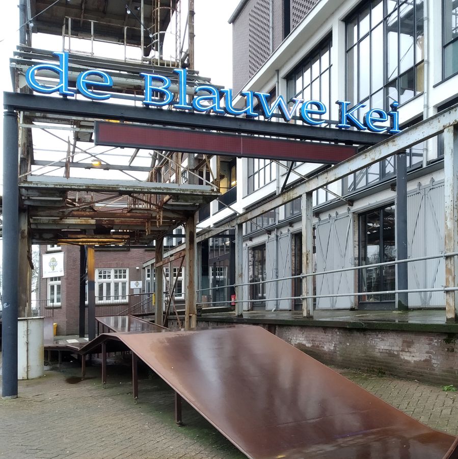 Entree theater met ramp en blauwe ledletters de Blauwe Kei