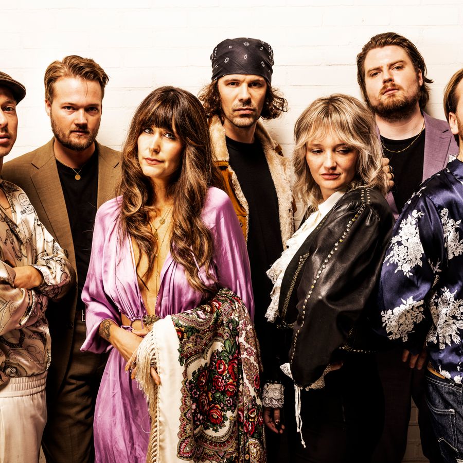 groepsfoto van alle bandleden 