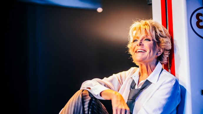 Simone Kleinsma tegen een benzinepomp