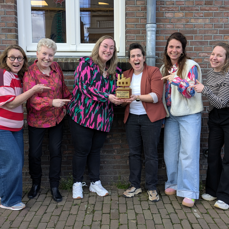 team Blauwe Kei met prijs in handen