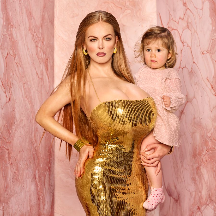 Lisa Ostermann in gouden jurk ze heeft het handje van een meisje vast