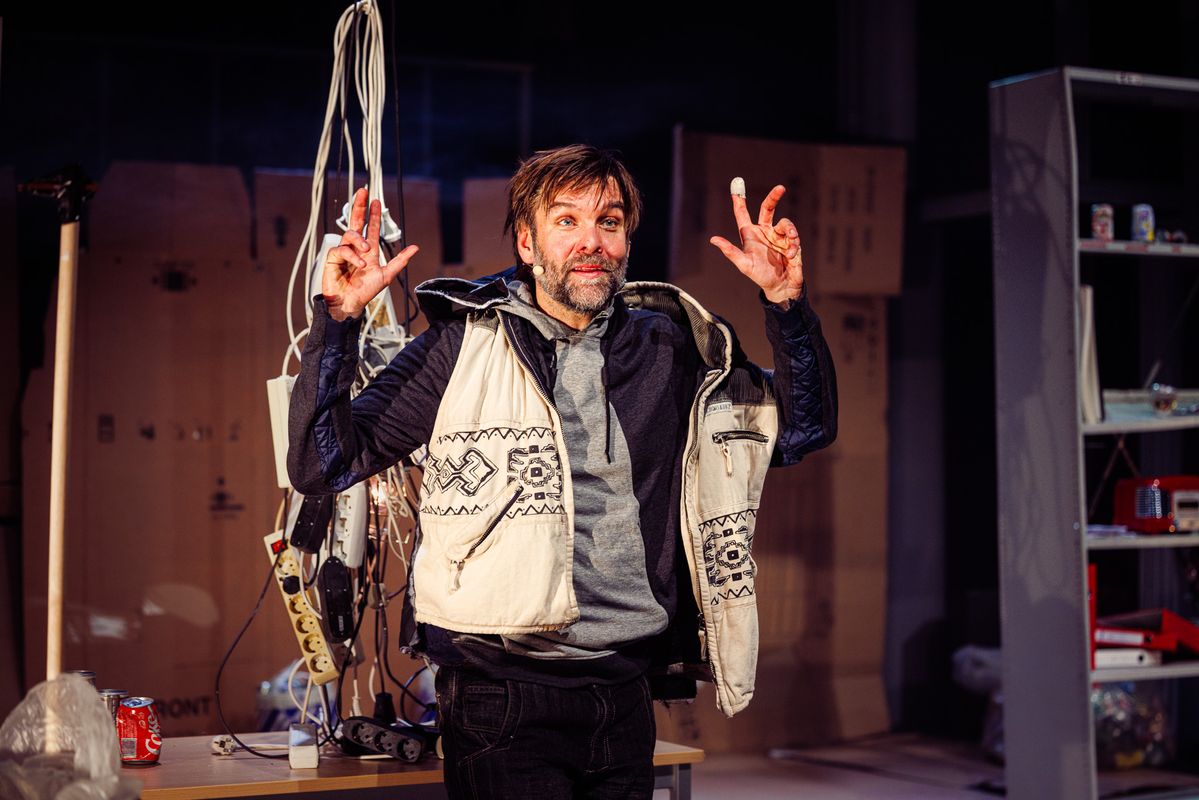 Steyn de Leeuwe pratend en armen vragend