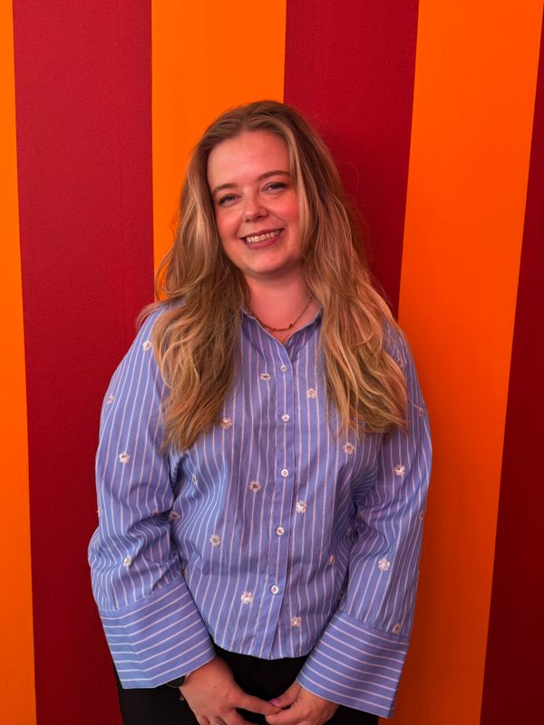 Demi voor rood-oranje gestreepte muur