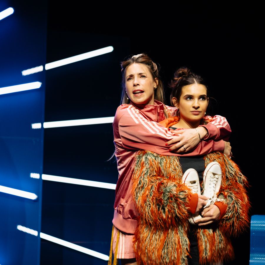 twee vrouwen waarvan de ene de andere omarmd