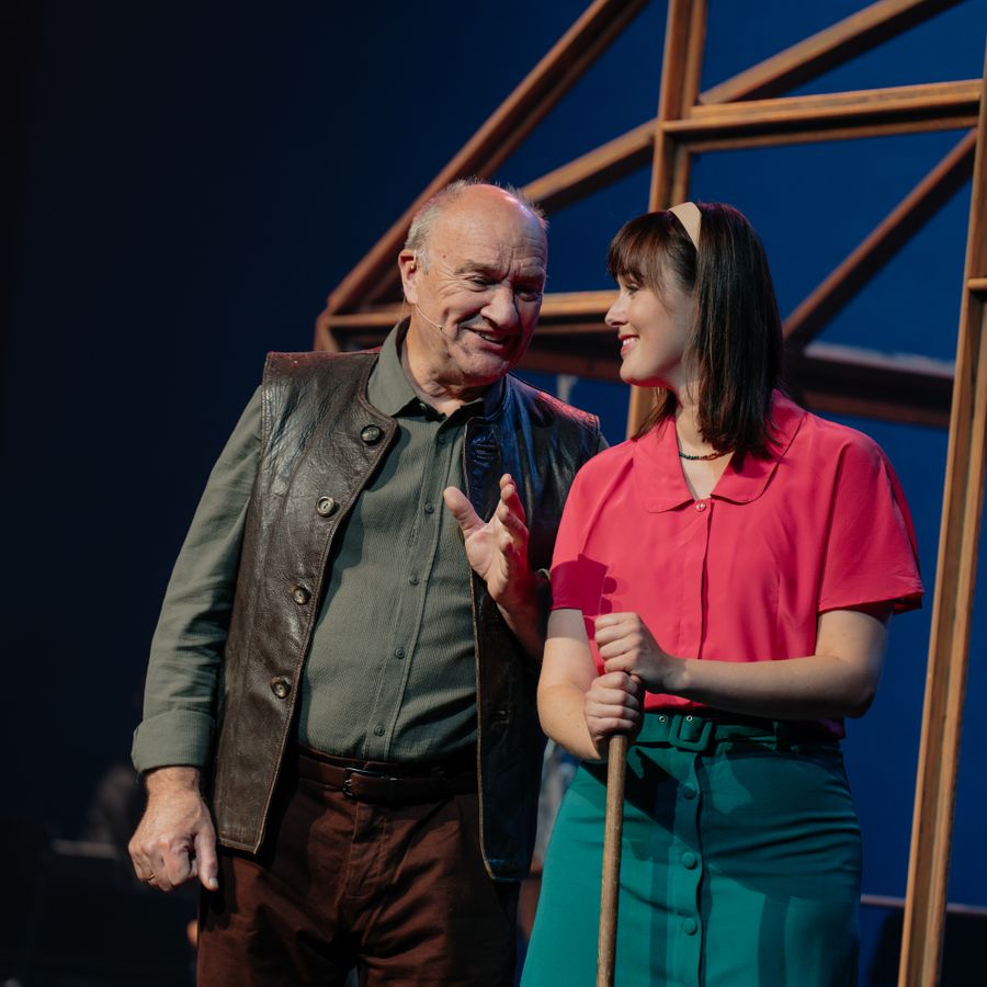 Henk Poort en actrice staan naast elkaar en praten